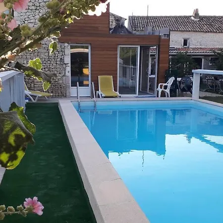 Dom wakacyjny Grande Maison De Famille Avec Piscine Couverte *